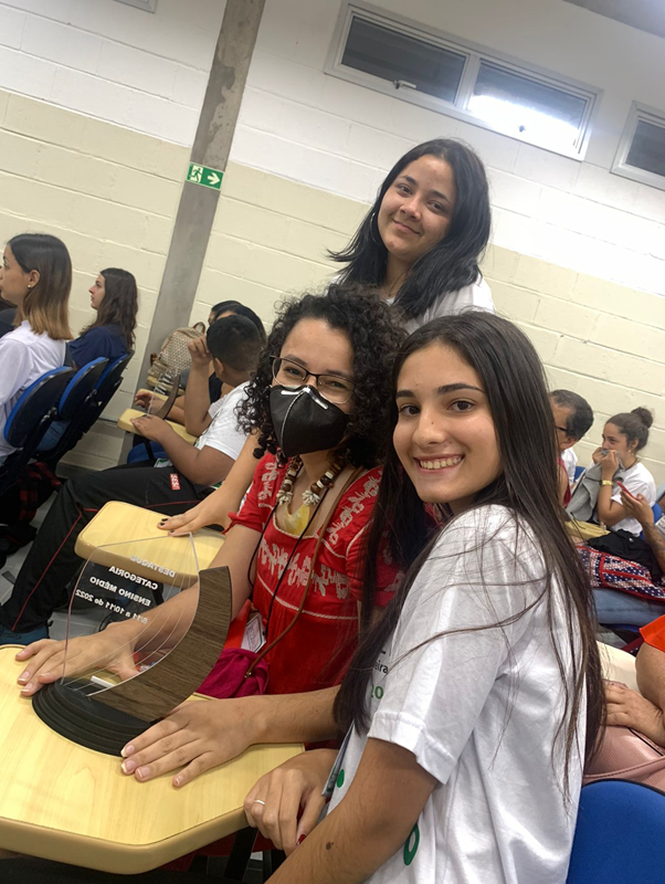 Profa. Ma. Fernanda Carneiro e suas bolsistas recebendo a premiação.png